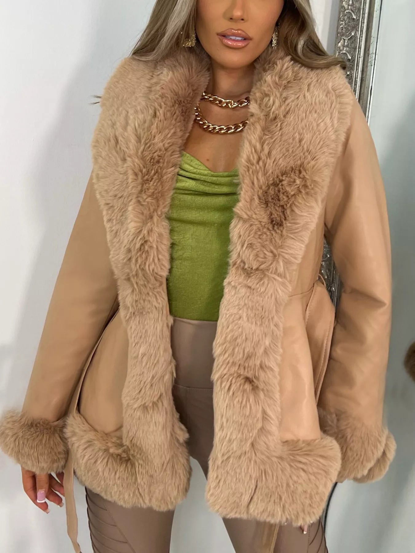 Stylische Damenwinterjacke mit Kunstpelz und Gürtel