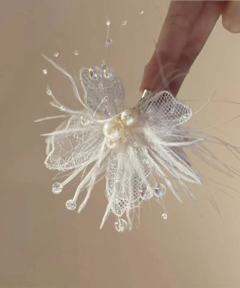 Women's Beige Lace Hair Barrette With Feathers Pearls - OutfitLondon
