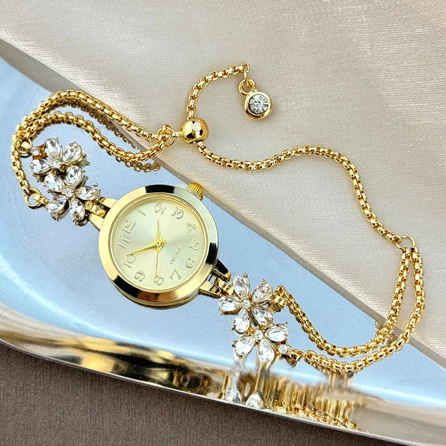 Elegantes Armbanduhr mit Schmucksteinen und Pelz