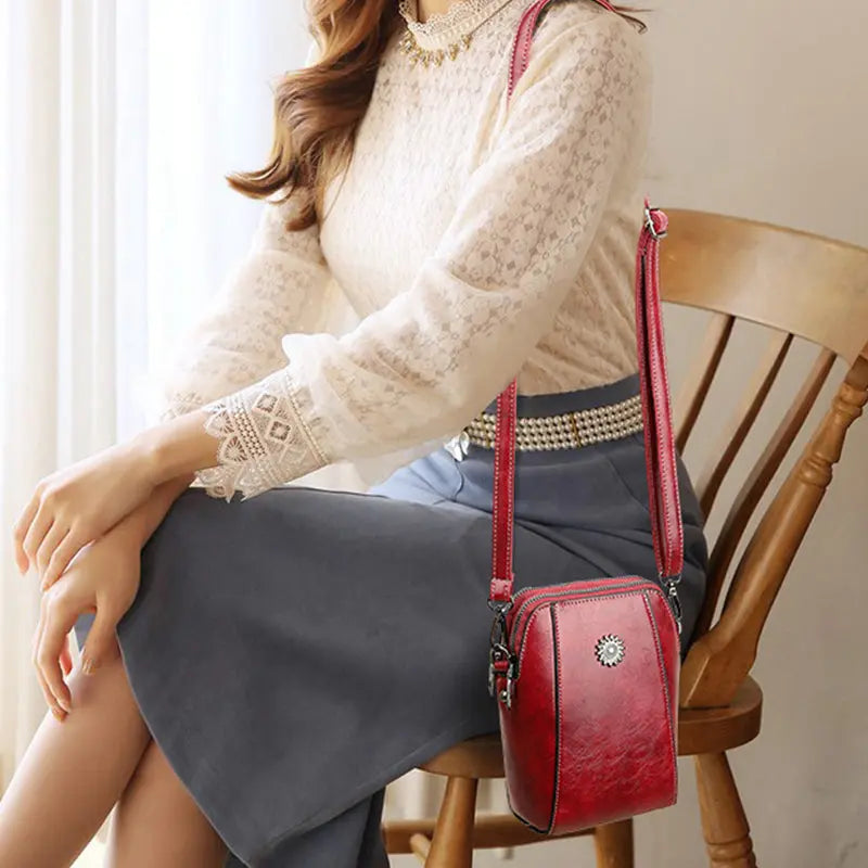 Stylish Leather Crossbody Bag – Small & Timeless