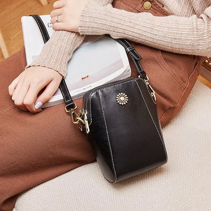 Stylish Leather Crossbody Bag – Small & Timeless