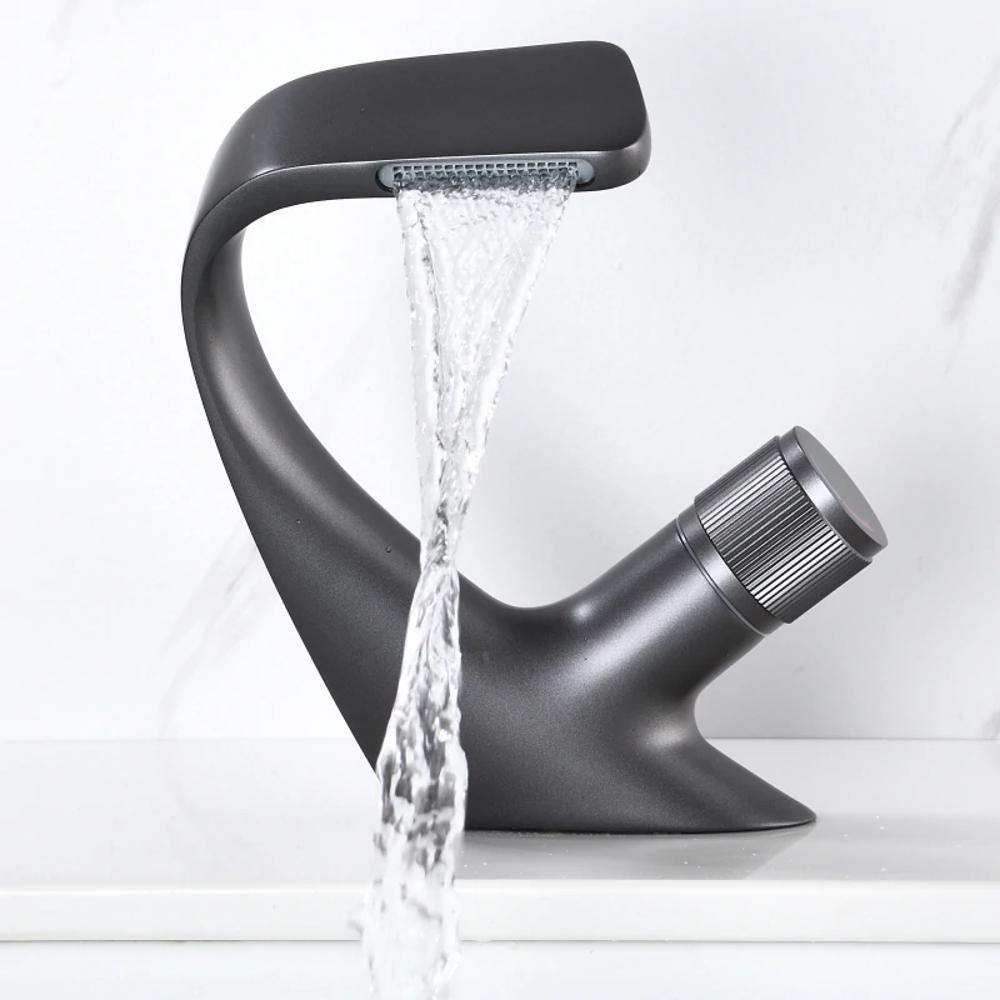 Modern One Handle Kitchen Sink Faucet