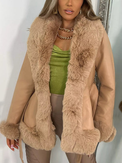 Stylische Damenwinterjacke mit Kunstpelz und Gürtel