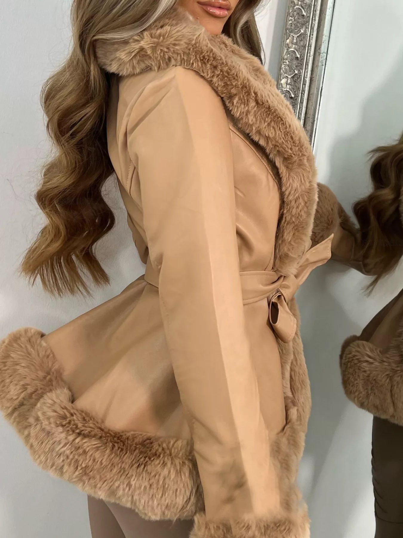 Stylische Damenwinterjacke mit Kunstpelz und Gürtel