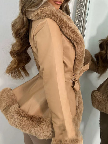 Stylische Damenwinterjacke mit Kunstpelz und Gürtel
