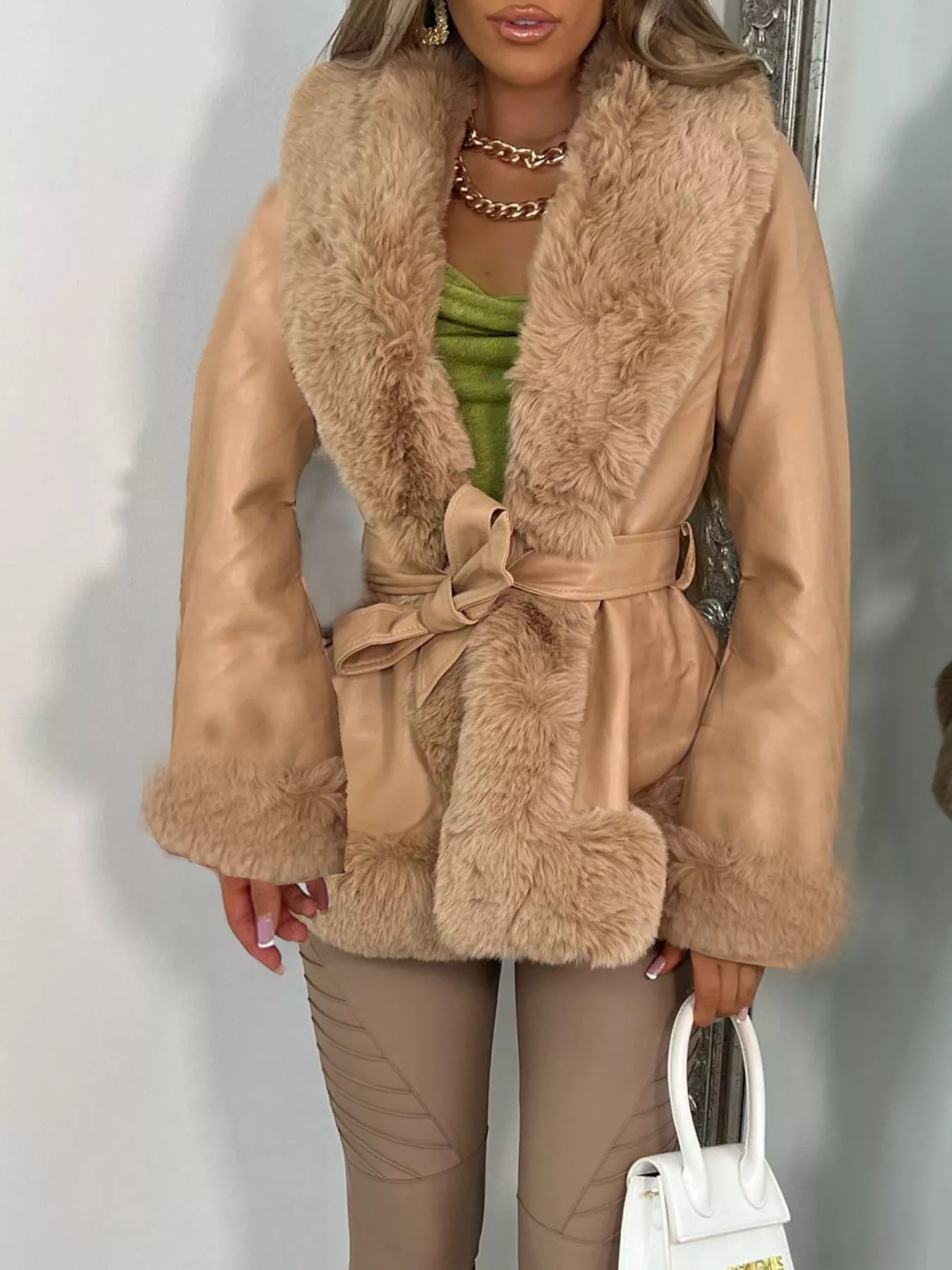 Stylische Damenwinterjacke mit Kunstpelz und Gürtel