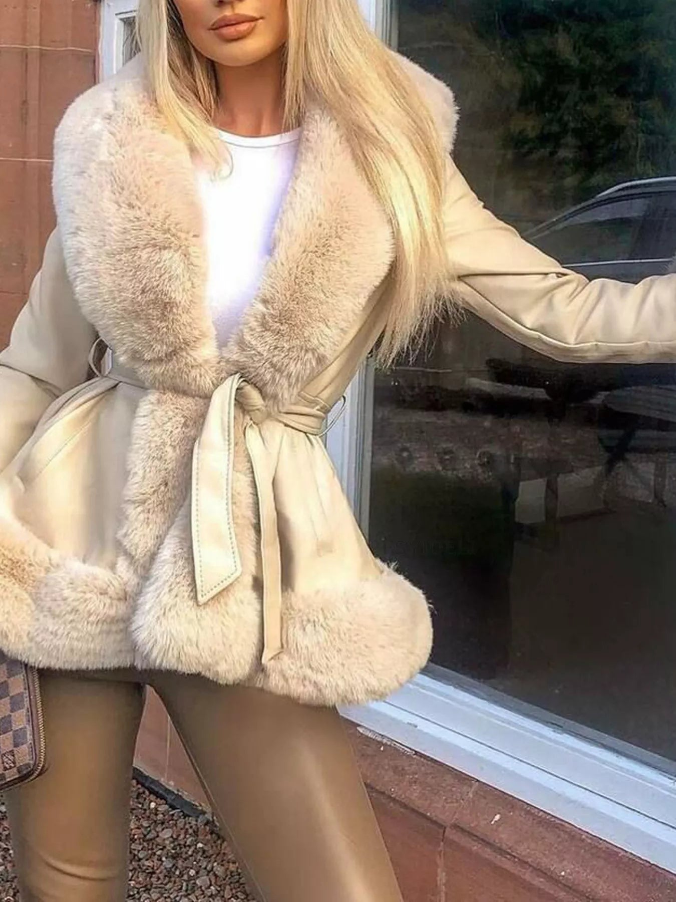 Stylische Damenwinterjacke mit Kunstpelz und Gürtel