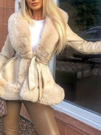 Stylische Damenwinterjacke mit Kunstpelz und Gürtel