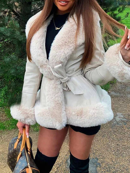 Stylische Damenwinterjacke mit Kunstpelz und Gürtel