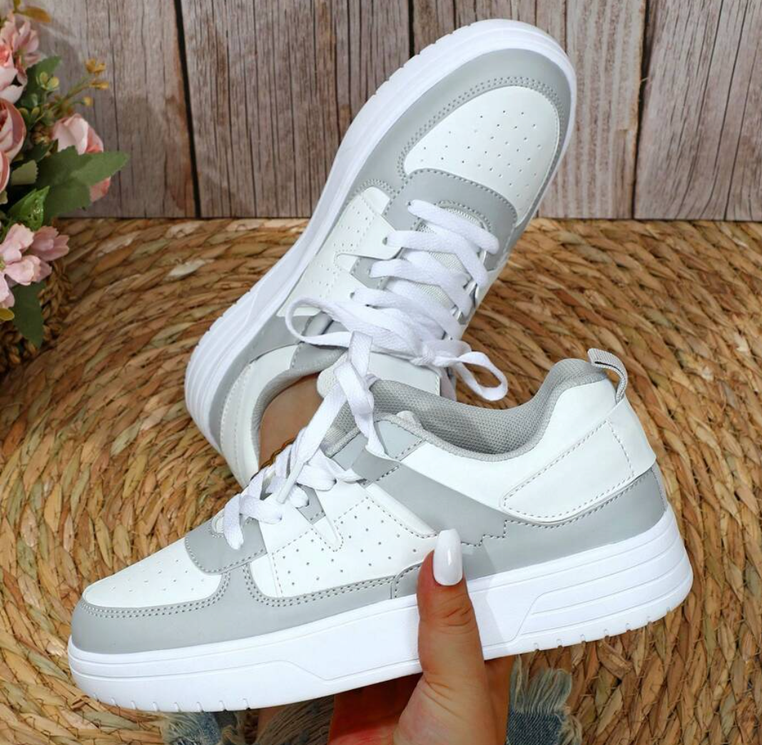 Relaxed Fit Women's Everyday Sneakers