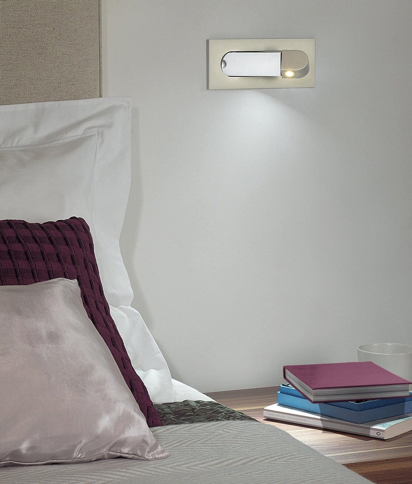 Contemporary Slim Adjustable LED Wall Light Fixture