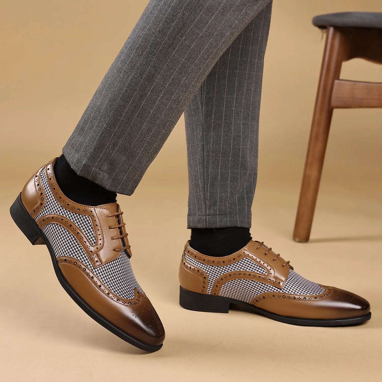 Men's Classic Pattern Oxford Shoes - Traditional Brogue Style