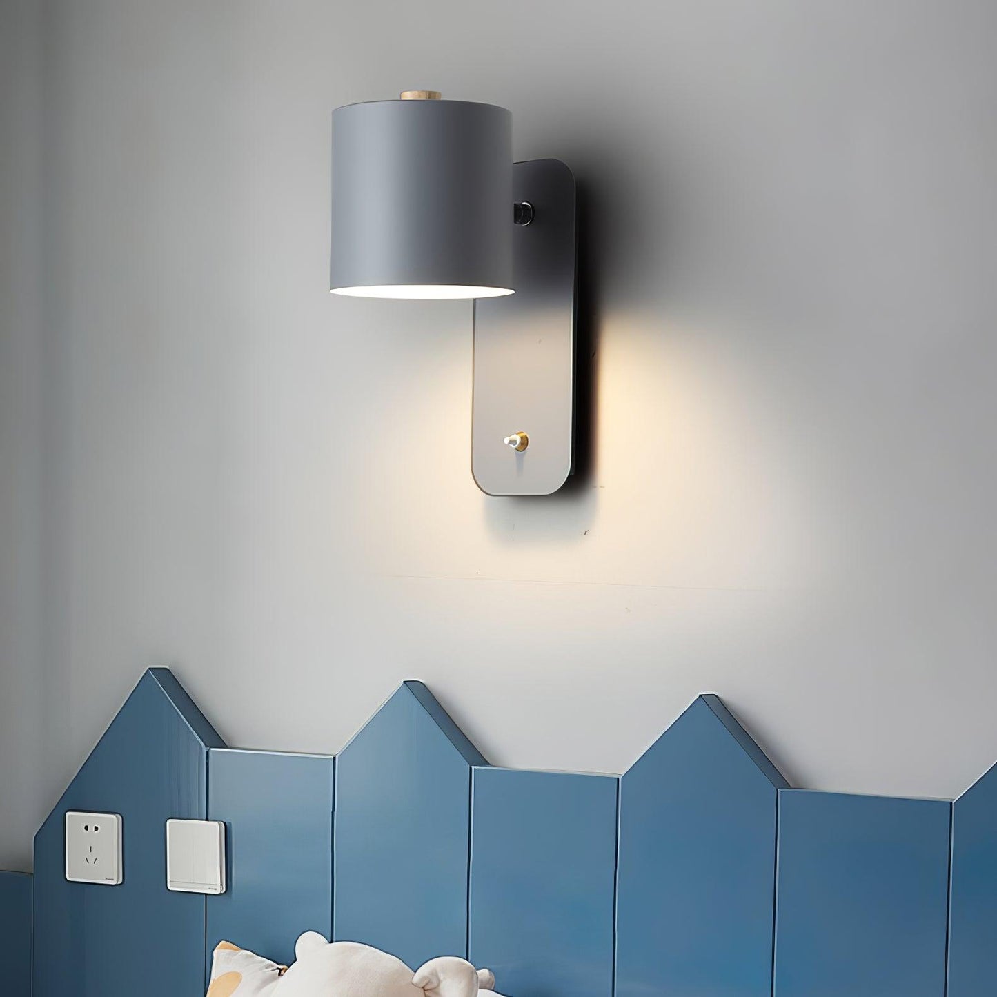 Sleek Adjustable LED Wall Light Fixture