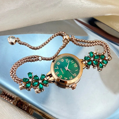 Elegantes Armbanduhr mit Schmucksteinen und Pelz