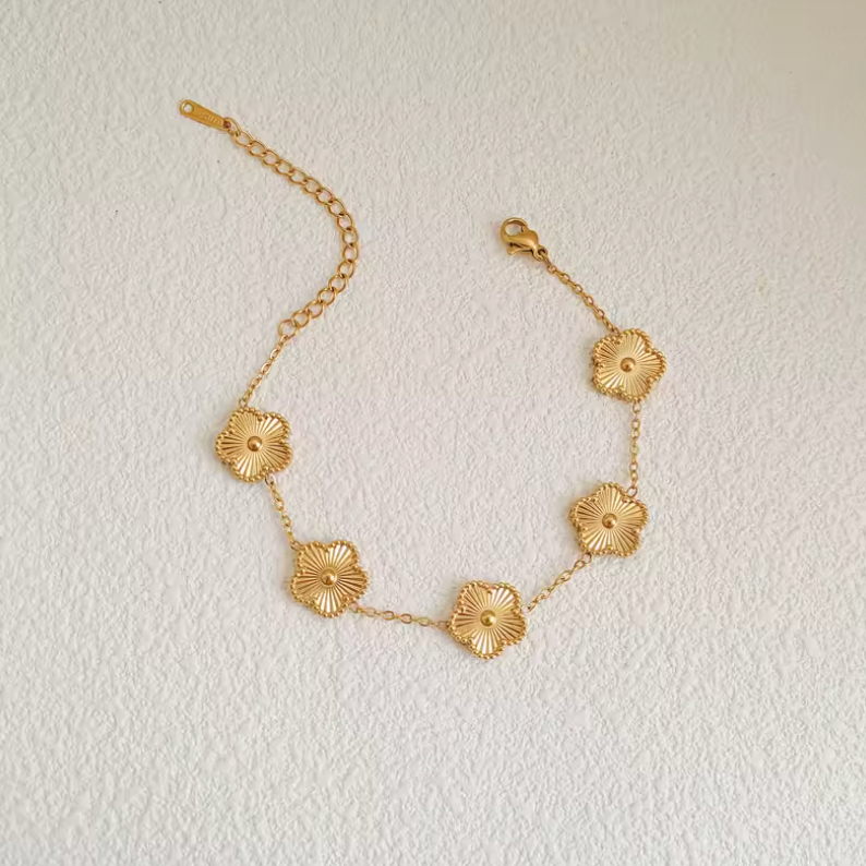 Beautiful Clover Necklace Gift Set