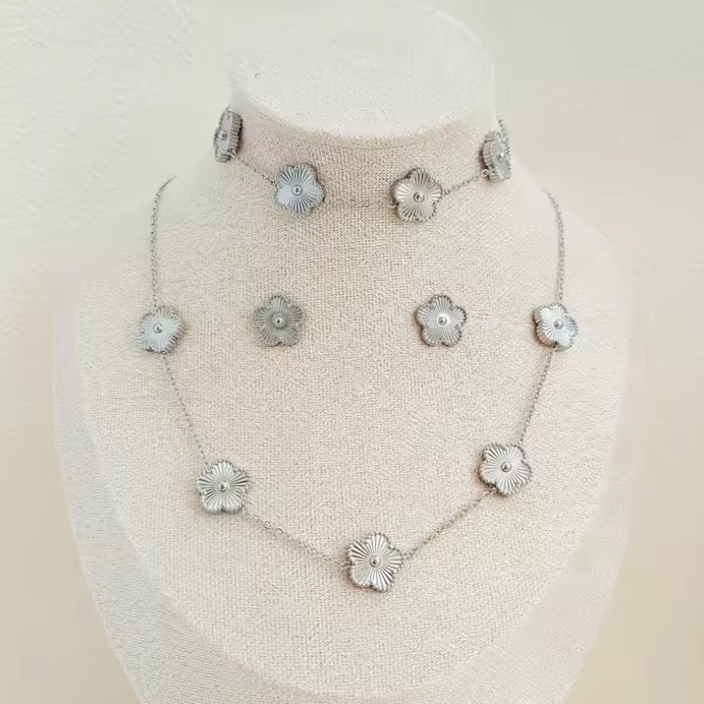 Beautiful Clover Necklace Gift Set