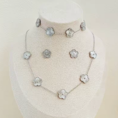 Beautiful Clover Necklace Gift Set