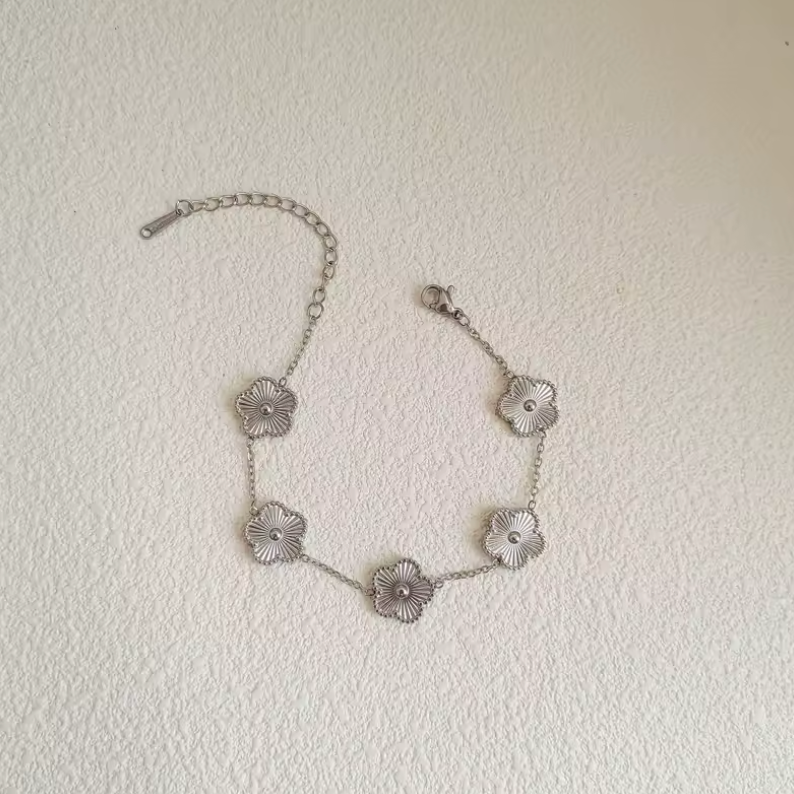 Beautiful Clover Necklace Gift Set