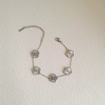 Beautiful Clover Necklace Gift Set