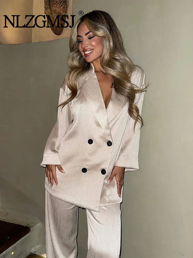 Timeless 2-Piece Ladies Business Suit - OutfitLondon