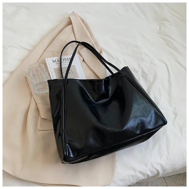 Fashionable Ladies Leather Handbag