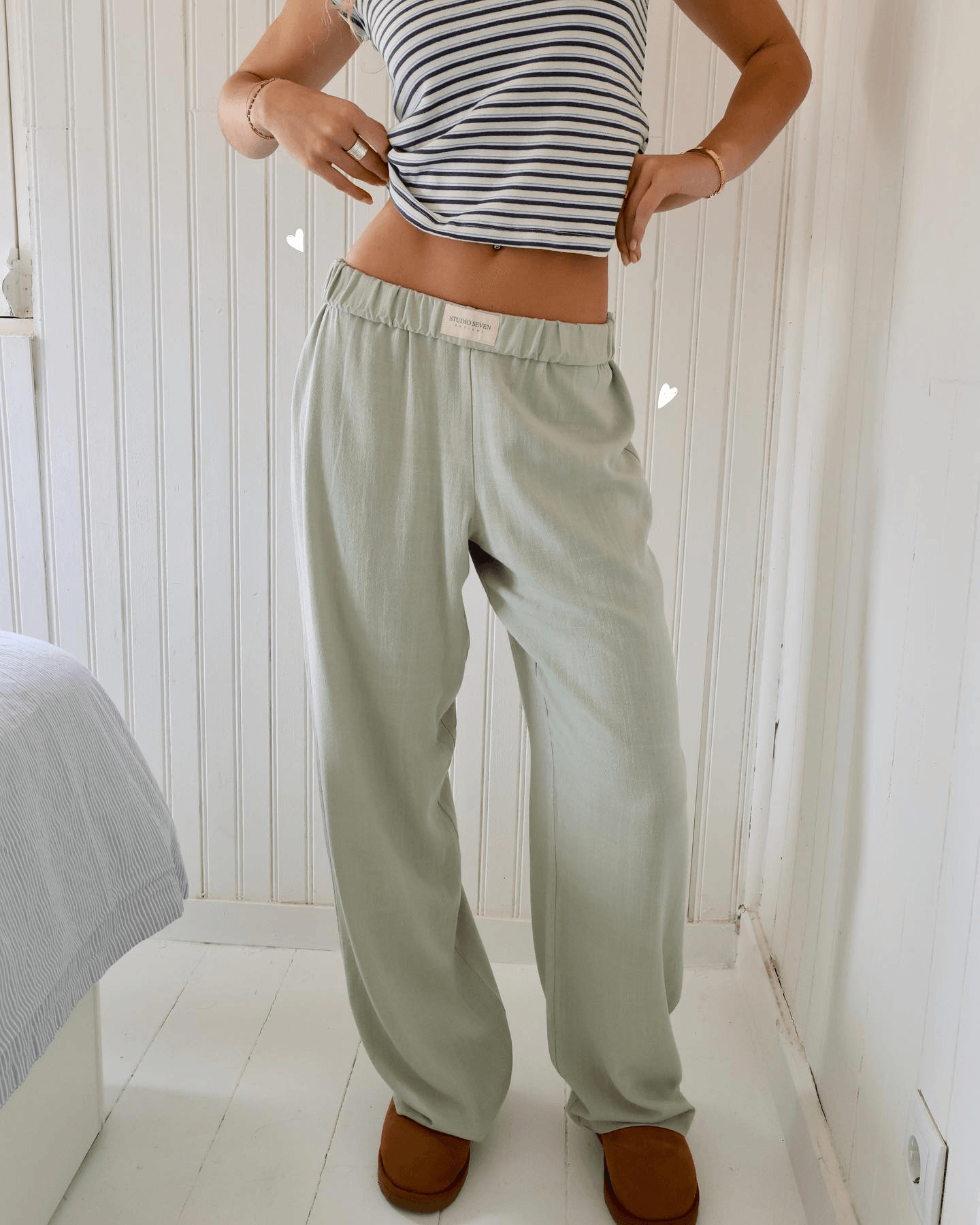 Relaxed Fit Women's Pants with Elastic Waist and Pockets