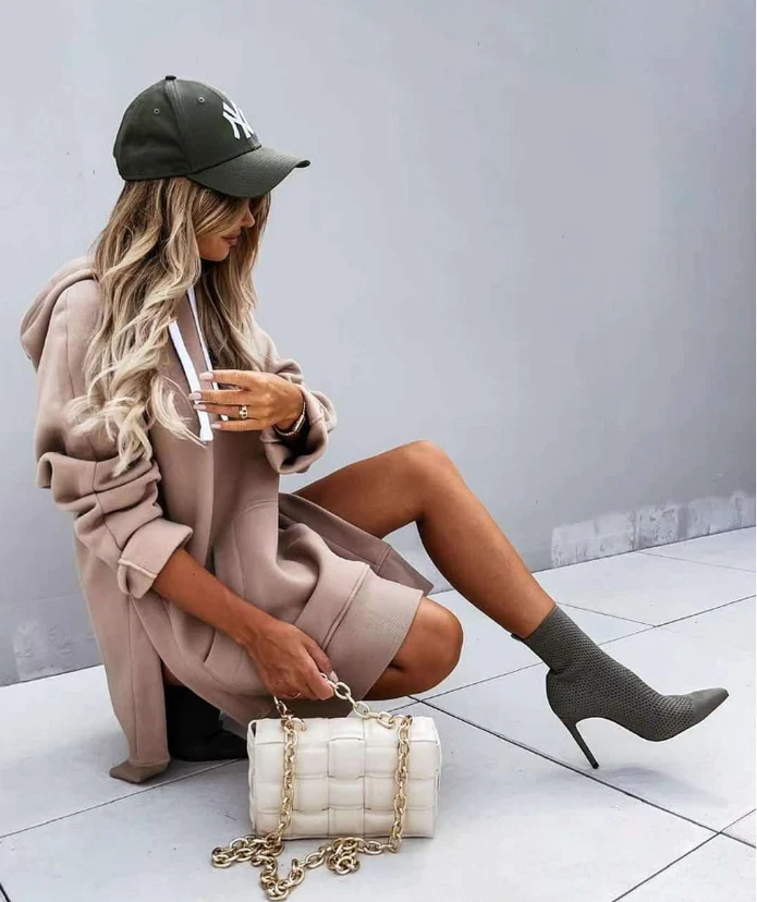 Relaxed Fit Women's Hoodie for Everyday Wear - OutfitLondon